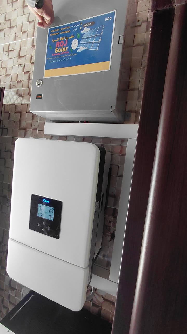 🔆 إنجاز نوعي جديد يُضاف إلى سجل النجاحات
📍 من موقع العمل – اربيل 
🗓️ الاحد  21/ 2 / 2026
في خطوة جديدة تعكس الريادة والاحتراف في مجال الطاقة المتجددة، يعلن مكتب روژ للطاقة الشمسية عن إكمال مشروع استراتيجي مميز تمثّل بـ تحويل منزل دلير اسماعيل  في اربيل  إلى منظومة طاقة شمسية متكاملة تعمل بكفاءة عالية واستقرار تام.
⚡ تم تنفيذ المشروع بسعة 20 أمبير نهاري و15 أمبير ليلي، لتوفير طاقة كهربائية مستقرة وآمنة على مدار الساعة، مع تقليل الاعتماد على الشبكة الوطنية والمولدات، وفق أعلى معايير الجودة والكفاءة والاستدامة البيئية.
🌞 يأتي هذا المشروع ضمن رؤية مكتب روژ الهادفة إلى نشر ثقافة الطاقة النظيفة، ودعم التحول الحقيقي نحو الطاقة المتجددة في إقليم كردستان والعراق عموماً.
🔧 مواصفات المنظومة المنفذة:
▪️ ألواح لونجي بقدرة 600 واط
▪️ عدد الألواح 10 لوحاً
▪️ ضمان الألواح: 12 سنة
▪️ إنفرتر  Deye بقدرة 8 كيلوواط – ضمان 5 سنوات
▪️ بطارية ليثيوم  بسعة 15  كيلوواط– ضمان 10 سنة
✨ مشروع جديد يرسّخ الثقة… ويؤكد أن روژ ليست مجرد شركة، بل شريك حقيقي في الاستقرار الطاقي.
🔥 هل تفكر بتحويل منزلك أو مشروعك إلى طاقة مستقرة وموفّرة؟
مكتب روژ للطاقة الشمسية يقدّم لك حلولاً ذكية مصممة حسب احتياجك وبأحدث التقنيات العالمية.
📞 للتواصل والاستفسار:
👷‍♂️ مهندس قيدار
*********** – ***********
👤 سلام سلو
*********** – ***********
#طاقة_شمسية #مكتب_روژ_للطاقة_الشمسية #HighVoltage
#الاستدامة #طاقة_متجددة #روژ_تبدع
#أربيل #بعشيقة #هولير #العراق
