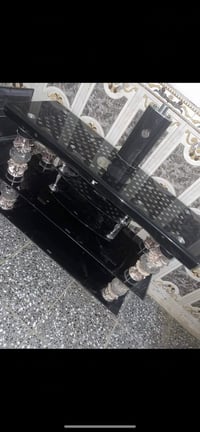 طاولة • للبيع • ديكور منزلي