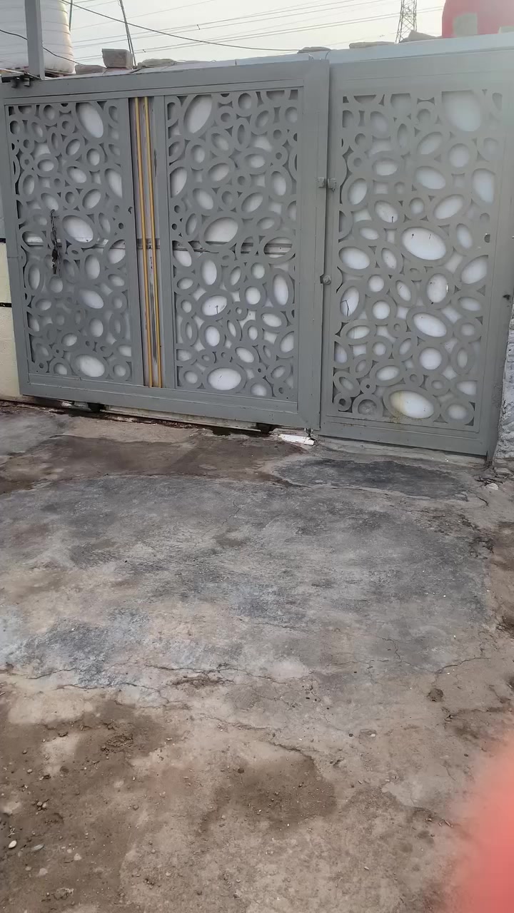 سلام عليكم بيت بـ 120 مقابيل قاعت باور هاوس البيت كلش جبير غرفتين وصاله ومطبخ جبير وحديقه خارجيه والقطعه البصف البيت وياها مساحتهه 70متر وكو مكان وره البيت هم وياها البيت كلش نضيف صبغ ولبخ وبياض البيت بس تجيب غراضك وتخليهن كامل مكمل مكانه حلو .وقريب عليك الصحه. السعر 20 قفل .متواجد فيس واتساب . 0776 874 7650
