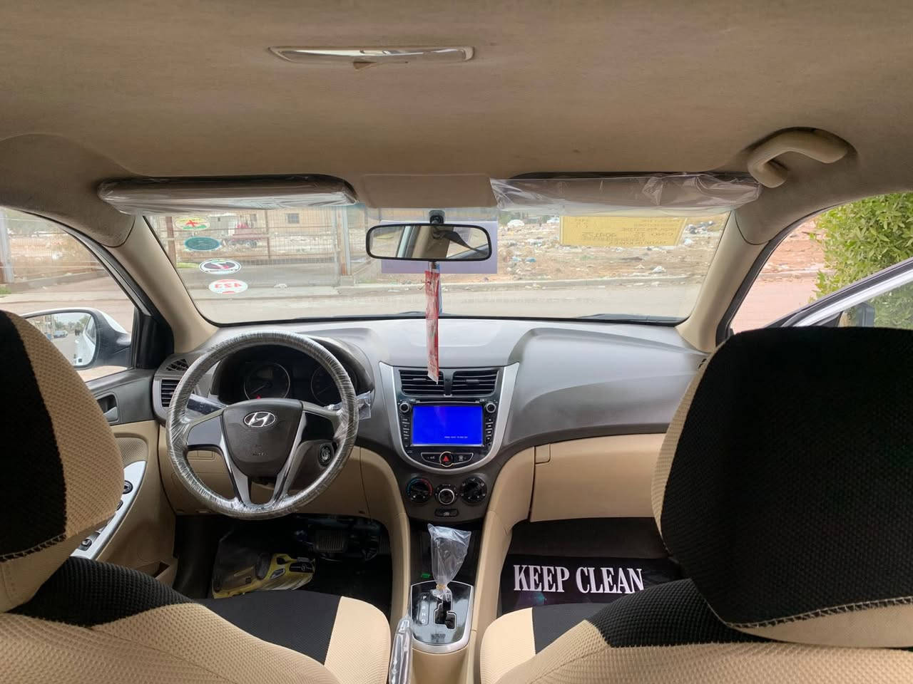 سلام عليكم اكسنت موديل 2012 مكفوله من الضربه والصبغ مكينه 1600 دوش 
قطرتين كير ومكينه مكفوله تبريد شغال 
السعر 97 وبيها مجال مكان السيارة البياع 
الاتصال/***********
