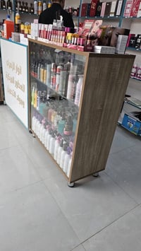 ورحمه الله وبركاته  ميز عرض تفصال درجه اولى  خشب صاج اصلي مع واجهه زجا...