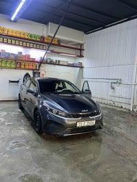 السلام وعليكم فورتي كيا 2023 السيارة استخدامه علا ايدي ومعتني بيه هواي...