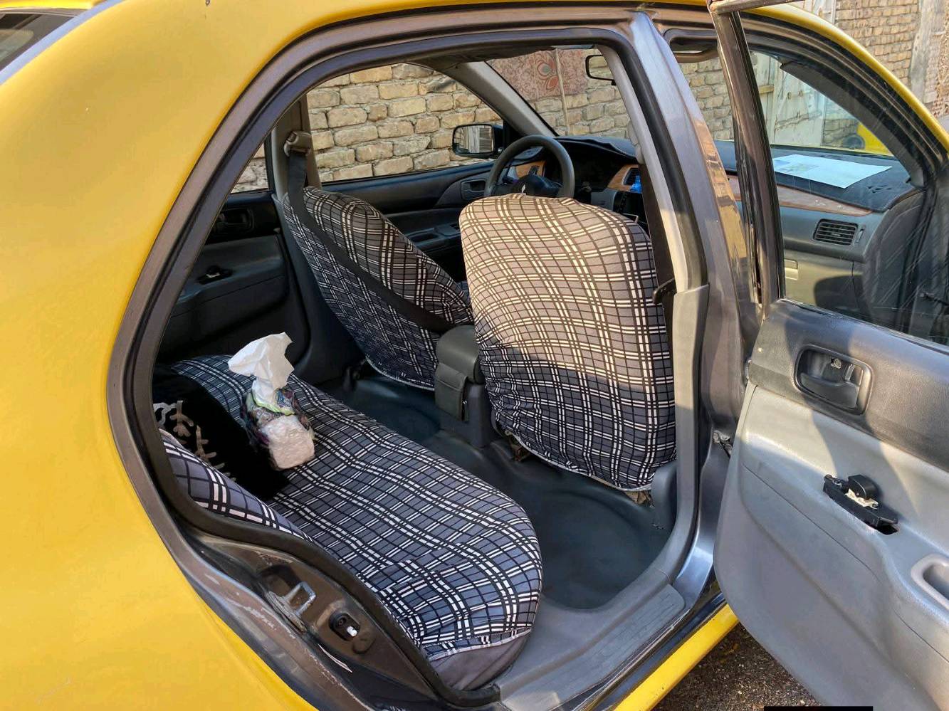 697 
السيارة معروضة للبيع، لونها أصفر وموديل سيدان. السيارة موضوعة في حالة جيدة بشكل عام ولكن بيها بعض الأثر على الجسم من الخارج. المحرك نظيف ويعمل بصورة جيدة، والداخلية نظيفة ومريحة. فرصة جيدة اللي يدور على سيارة عملية بالسعر مناسب.