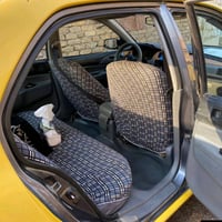 697  السيارة معروضة للبيع، لونها أصفر وموديل سيدان. السيارة موضوعة في...