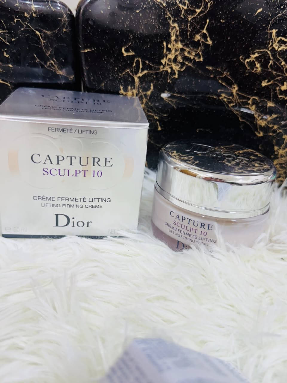 كريم شد البشرة ديور كابتشر سكلبت 10 (Dior Capture Sculpt 10 Lifting Firming Creme).يهدف الكريم إلى شد البشرة، تقليل ظهور التجاعيد والخطوط الدقيقة، وتحسين مرونة الجلد.يأتي المنتج في عبوة حجمها 50 مل (1.7 أونصة).يحتوي على مكونات مرطبة مثل زبدة الشيا وحمض الهيالورونيك للمساعدة في تغذية البشرة.


**إذا كنت صاحب هذا الإعلان وتريد حذفه لأي سبب، رجاءا أرسل رسالة إلى الدعم الفني**