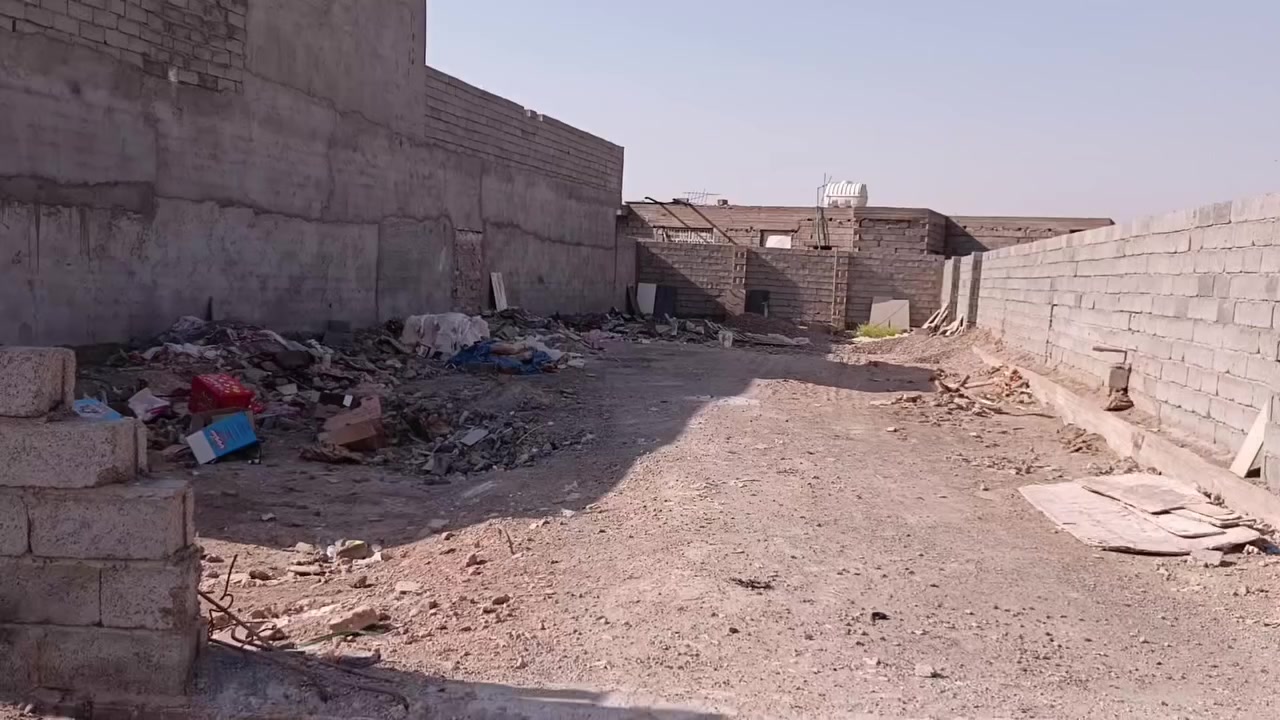 السلام عليكم قطعه أرض للبيع المساحة ٤٠٠متر زراعي خمس دقايق عن الشرطه الخامسه شارع الفريجات مي وكهرباء ومولد التفاصيل داخل التصوير ***********
