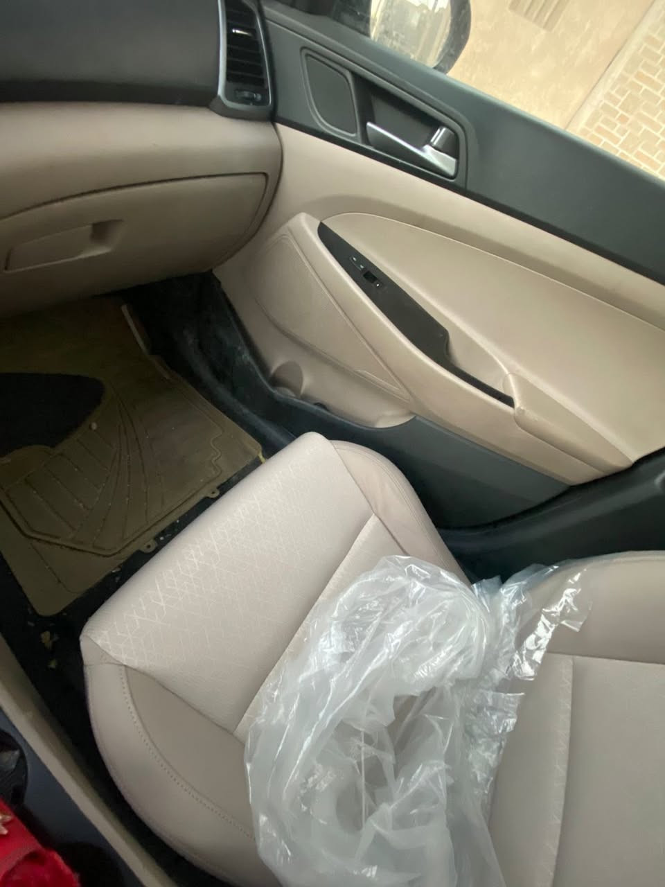 توكسان ١٧ مكفوله من الصبغ عدا باب كلير حسب الفحص بيه شخطه بالدعاميه الخلفيه وضربة صغيره من حادثه بالبنيد واضح بالصوره  
تايرات جدد باتري جديد دهنه كله موتل وبانزين كله محسن مابيه اي صوت ادوانز مال بيت  ماشية ٧٠ الف ميل  
المكان نجف ***********
155 وبيه شويه مجال
