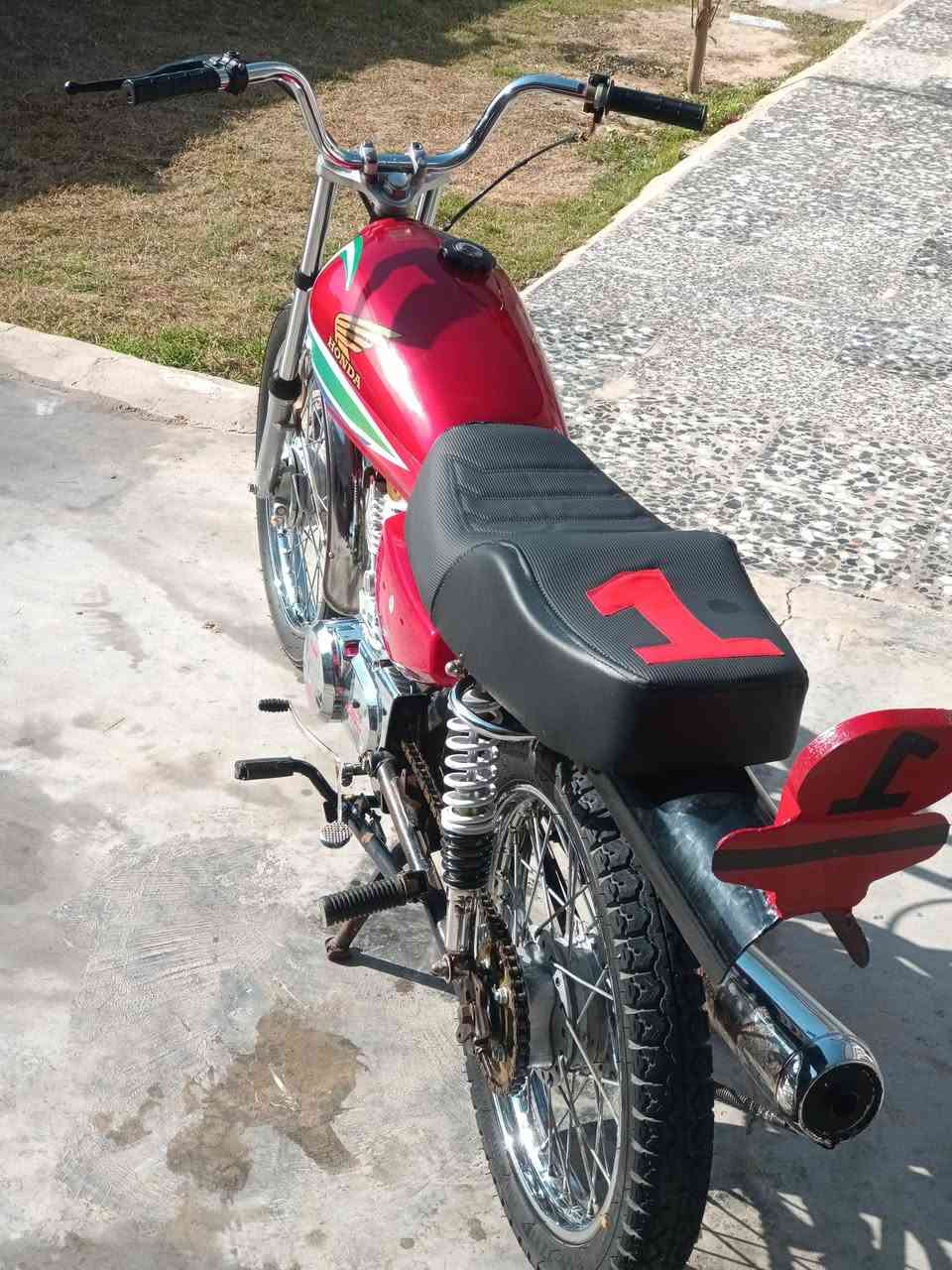 سلام عليكم شباب دراجه البيع موديل 14 وراق صولي دراجه تعمير جديد 25 مكان دراجه واسط  قضاء العزيزيه *********** تصال على رقم لحد يراسلني السعر 750وبيه مجال قليل
