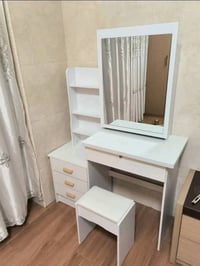 # ميز زينة مع مرآة شامل  عندي ميز زينة أنيق مع مرآة كبيرة وأرفف عملية....