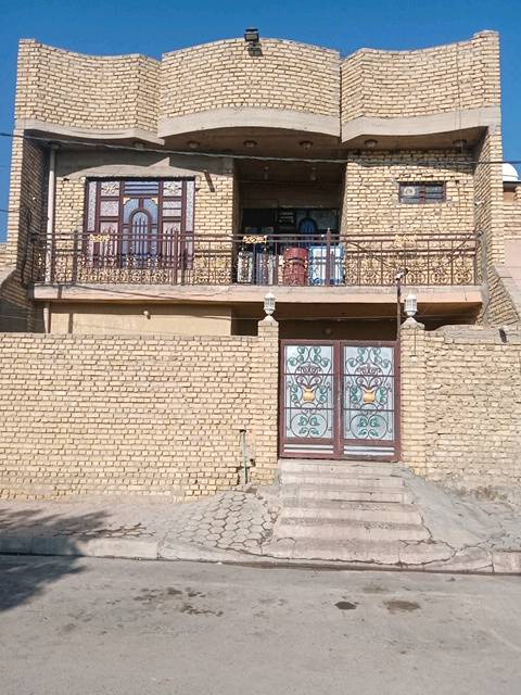 (غير متواجد على الفيس) 
دار سكن للبيع 🏠
حي البعث قرب المركز الصحي المرتضى 
داخل المربع
المساحه 150 متر 
مقابيل حديقه 
يتكون من ثلاث طوابق
بناء حديث  [ 2016]
•••••••••••••••• 
الطابق الاول :
..غرفه 5×4
..استقبال 7×4
 ..مطبخ 5×3
..هول 4×4
..ممر لجميع الغرف ونهايته حمام ودرج
..صحيات خارجيه 
..طرمه وترك يؤدي الى المطبخ 
••••••••••••••
الطابق الثاني:
..نفس تصميم الطابق الاول ويحتوي على صحيات دمج (تواليت+ حمام) 
••••••••••••••••
الطابق الثالث :
يحتوي على 
..غرفتين نوم 5×4
•••••••••••••••••••••
>> الاستفسار <<
الاتصال على الارقام 
  *********** 
  *********** 