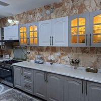 كاونتر للبيع خشب درجه اولى مع مجمده حجم كبير مع طباخ نوعيه ممتازه الغر...