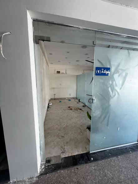 يوجد طابق كامل للايجار مساحتة 450 متر مربع في عمارة تجارية في سوق مثنى تقع سايدين جامع صديق ريشان للاستفسار يرجى الاتصال على رقم 
***********
او مراسلة واتساب موصل
