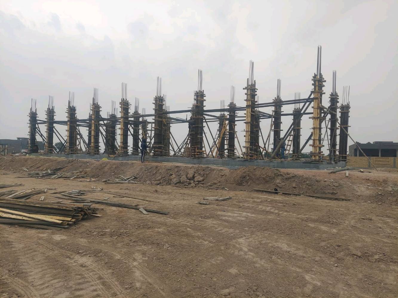 نجار حداد قالب نعمل داخل وخارج تسليم هندسي وسرعة انجاز *********** 
