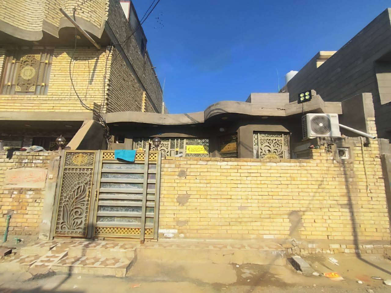 🪙بيوت اثنين مع قطعة ارض100م  للبيع
الموقع.. كربلاء قرب سيطرة الأبراهيمية يبعد على الشارع العام 150 متر مقابل جامعة العميد و مستشفى العميد الجديدة
الاول المساحة : 150 متر
الواجهة: 12 متر / النزال : 12.5 متر
سنة البناء: 2022
جنس العقار: طابو زراعي سند 25
تفاصيل البيت الاول
استقبال
صالة
غرفة النوم    
مطبخ البارد
مطبخ الحار 
صحيات داخلية وخارجية وفي الطابق الثاني 
ثلاثة غرف نوم مع مجمع صحيات موضحات في الفيديو 
و ايضاً مخزن في الصطح 
والبيت الثاني مساحة 100 متر
واجهة 8 ونزال 12.5
 يحتوي على 
صالة 
استقبال 
مطبخ 
غرفة نوم 
مجمع صحيات
السعر  270 
للأستفسار الاتصال على الارقام : ‏‪***********
***********
