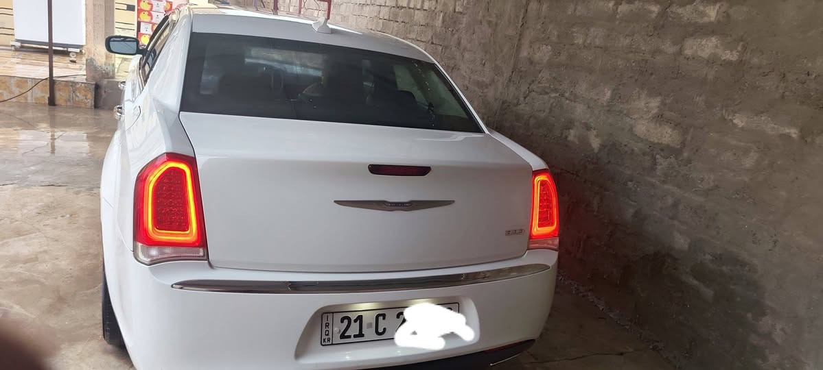 السلام عليكم
كرايسلر 300  وارد كندي ( استيراد خــاص)

الموديـــــــل : 2015
عداد المسافه : 120 كيلو متر 
 _سياره جديده بحاله الشركه بعدها 
لون ابيض
((كفاله عامله)) من بارد والصبغ والفتح  فقط قبق الصندوق 
   
داخل اسود جلد
تشغيل ع بعد
شاشه كار بلي

وكاله باسمي  تحويل ثاني يوم 

مكاني موصل قضاء تلعفر 
***********
***********
الكرورك بيها واتساب
