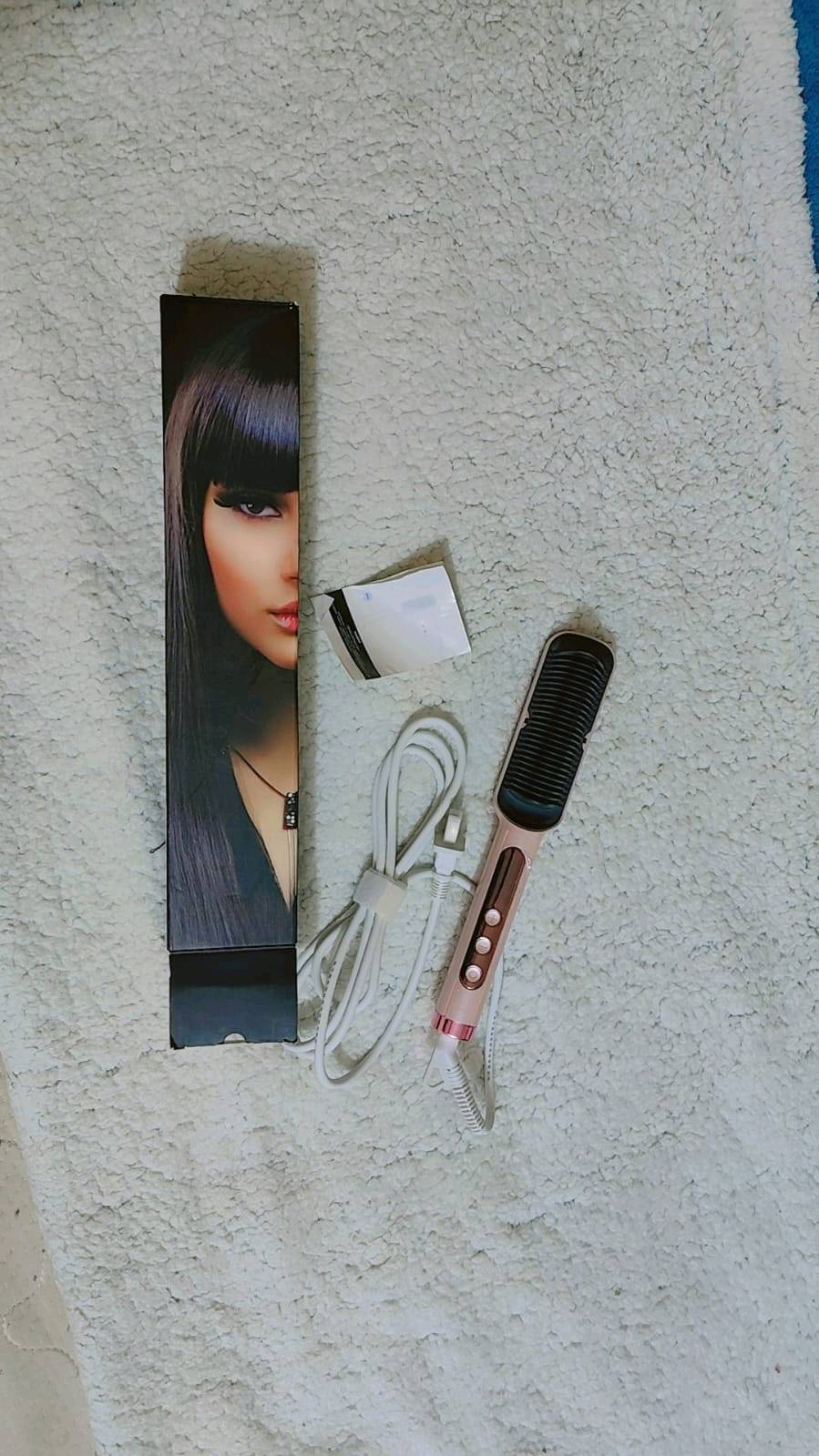 أعرض مجفف شعر عصري وفرشاة كهربائية جديدة. المجفف يتميز بتصميم عصري باللون الأسود مع أطراف وردية جذابة، يوفر أداء قوي ومناسب لجميع أنواع الشعر. الفرشاة الكهربائية تأتي مع كابل شحن وهي مثالية لتصفيف الشعر بسهولة وتحقيق مظهر أنيق وسريع.