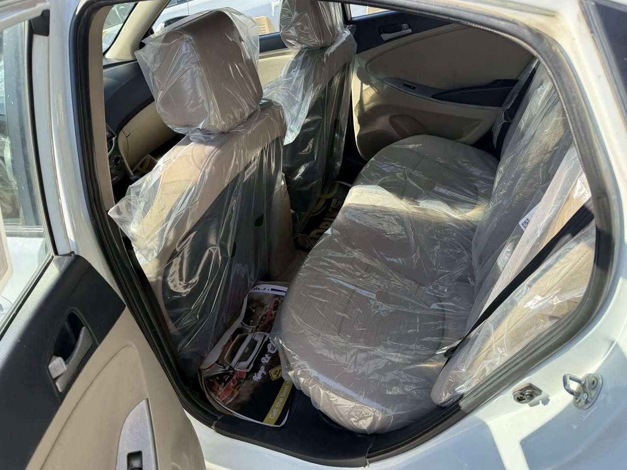 اكسنت موديل 2016 بدون صبغ موصفات فول للخير. شاشه كامره فتحه سقف تحكمات ستيرن جهيتين اناره داخليه ويلكب عدد 5 دواخل بيجي عله وضع شركه  محرك 1600 ماشية 98K  السعر (115)$ 
الهاتف /*********** مكان السيارة البياع
