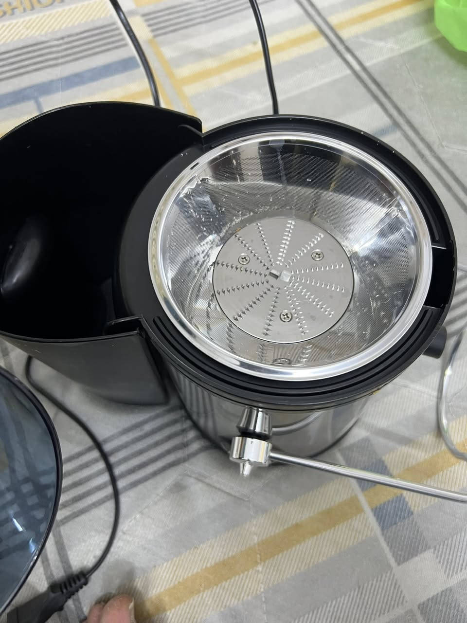 سلام وعليكم معاصره عصير تطلع العصير من جهه والقشور من جه اكتب سعر وبلعافيه للاستفسار واتساب ***********
