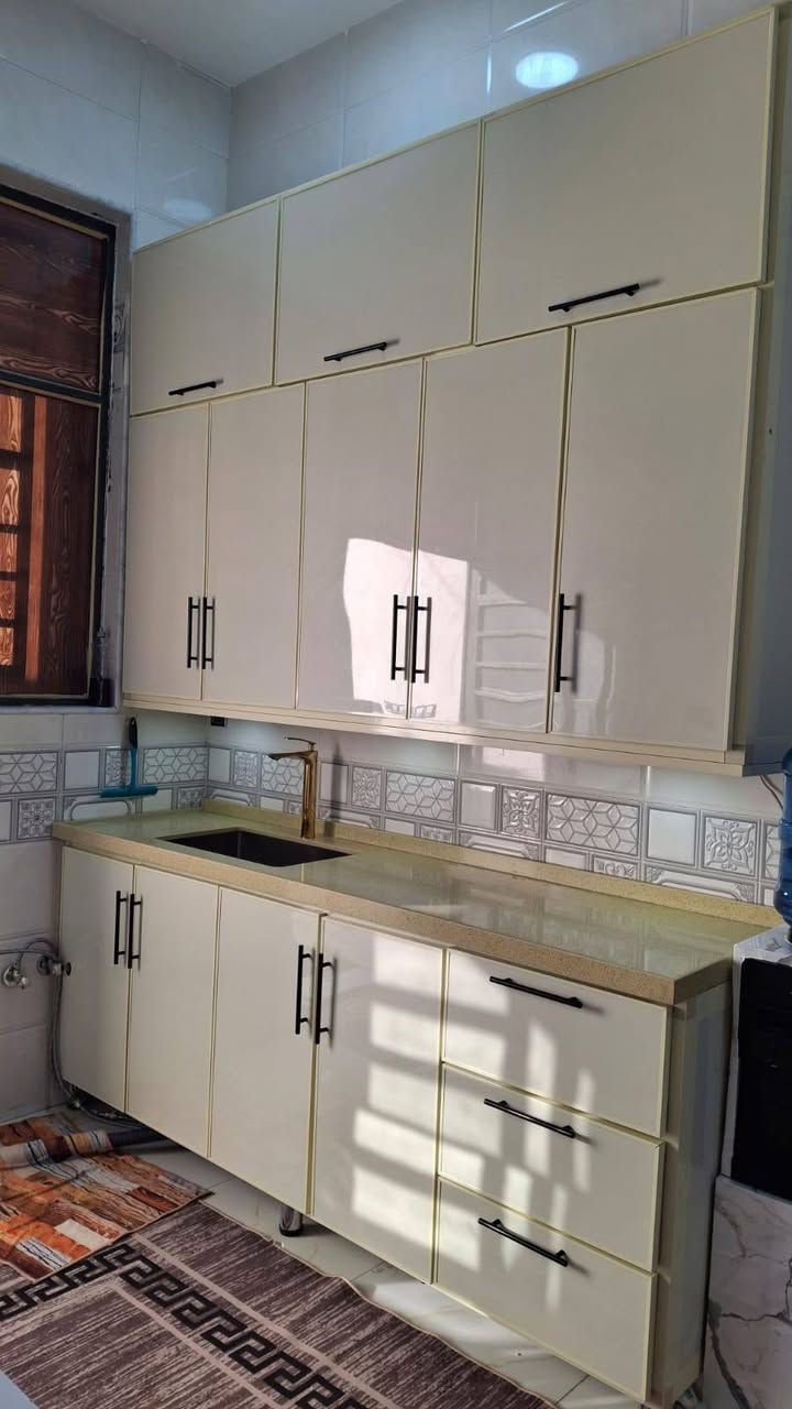 السلام. عليكم.
للبيع. سنك. وملحق. وياه. الطول. مترين. وارتفاع. الملحق. متر. ونص. حطاطه. جديد. السعر. 800. للاستفسار. ***********
