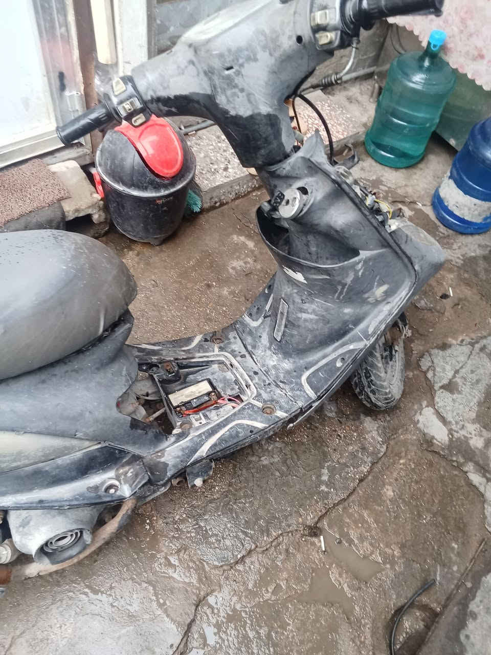 سلام عليكم شباب دراجه ماكس عدله شغاله بس مالنصه طاكه وكفرات تعبانه يعني يرادله ترتيب  ابيعلك كوم حديد سعر 350 وبيه مجال عنواني حي اور رقم هاتف ***********
