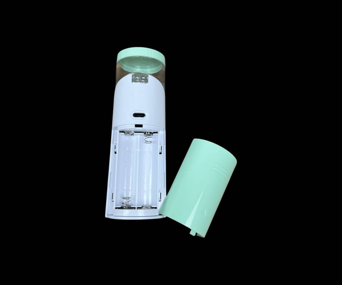 جهاز تبخير تنفسي محمول (نيبولايزر شبكي)

الاستخدامات

يستخدم لترطيب وفتح المجاري التنفسية وتسهيل استنشاق الأدوية والبخار لمرضى الربو والحساسية ونزلات البرد.

مناسب للأطفال والكبار، وللاستخدام المنزلي أو أثناء السفر.

يخفف أعراض الاحتقان والسعال ويساعد في وصول الدواء بسرعة إلى الرئتين عبر الرذاذ الدقيق.

مفيد في حالات الجفاف التنفسي أو ضيق النفس الذي يتطلب بخارًا سريعًا.

المميزات

تقنية Mesh Nebulizer لإنتاج رذاذ فائق الدقة يصل بسهولة للجيوب الأنفية والقصبات الهوائية.

تشغيل هادئ جدًا مثالي للأطفال أثناء النوم.

تشغيل مزدوج: يعمل عبر بطاريتين AA أو عبر كابل USB مباشر.

تصميم محمول وخفيف مناسب للاستخدام خارج المنزل.

خرطوشة دواء شفافة لسهولة مراقبة مستوى السائل.

قطعتان للوجه: قناع للكبار وقناع للأطفال + قطعة فم.

صرف طاقة منخفض ويحافظ على كفاءة عالية.

فتحة تعبئة محكمة لمنع التسرب.

زر تشغيل واحد لسهولة الاستخدام.

نظام فصل عند عدم وجود ماءدواء لحماية الجهاز.

الأبعاد: طول 14 سم – عرض 8 سم – ارتفاع 9 سم (قياس الكرتون).

اللون: أبيضأخضر حسب المتوفر.

محتويات الصندوق

جهاز النيبولايزر الشبكي.

قناع للكبار.

قناع للأطفال.

قطعة فموية.

كابل USB للالتشغيل.

دليل الاستخدام.

الملاحظات

يعمل عبر بطاريتين AA (غير مشمولة).

الجهاز لا يحتوي بطارية داخلية قابلة للشحن، ويعمل فقط عند توصيله بكابل USB أو عند تركيب بطاريتين AA.

يجب استخدام ماء معقم أو الدواء السائل الموصوف من الطبيب فقط.

نظّف القناع بعد كل استخدام للحفاظ على الأداء.

غير مناسب للزيوت أو المحاليل اللزجة جدًا.

يُفضّل عدم استخدام الجهاز للأطفال بدون إشراف بالغ. 