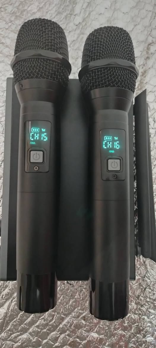 السلام عليكم ورحمة الله وبركاتة خدام الحسين مايك لاسلكي باله جديد بكارتونته وجيسه مامستعمل دبل يده المايكات حديد ثقيل موبلاستك الرسيفر كذالك حديد ثقيل مده حقيقي100متر اي استفسار هذه رقمي *********** اخوكم وخادمكم ملا عصام الكربلائي
