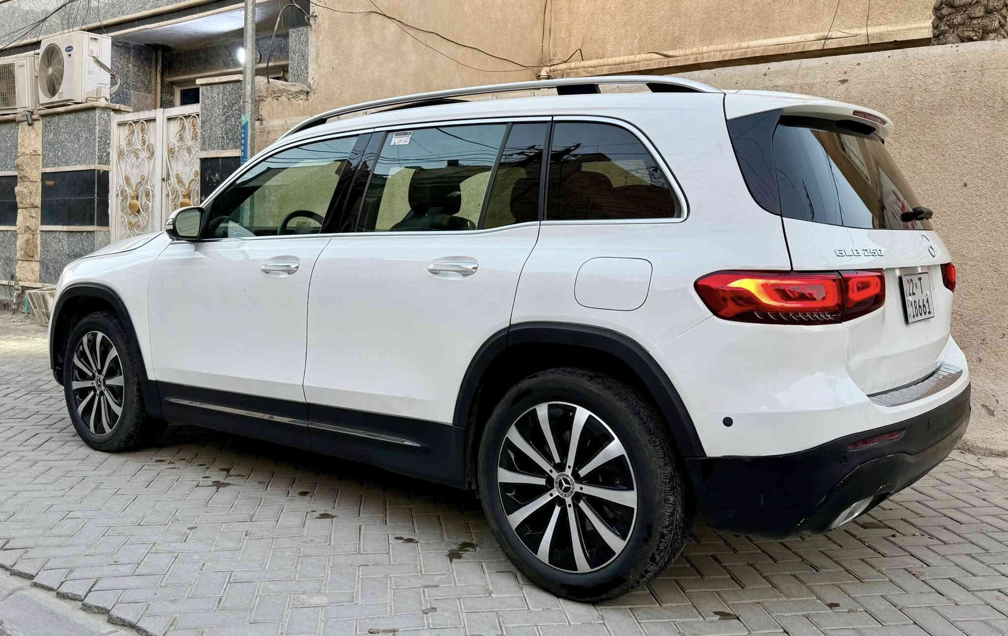 السلام عليكم متوفر بيع او مراوس مرسيدس GLB 250 موديل 2022 فول مواصفات محرك 4 سلندر 2000 تيربو 7 راكب نوراما كامرات محيطية مقاعد جلد دخول ذكي سمارت تحكم سيارة بالبصمة ابواب صندوق بنوراما انارة داخلية متغير 64 لون داخلي( سيارة وارد امريكي صبغ جاملغ وبنيد 
ترقيم جديد رقم اربيل بسمي مكانها بغداد 
***********
