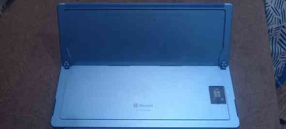 جهاز Microsoft Surface Pro 9 – للبيع

الحالة: نظيف جداً / استخدام خفيف
الملحقات: ( كيبورد، قلم بلوتوث + شاحن اسوس 65 واط تايب C …)

المواصفات:

المعالج: Intel Core i5 – الجيل 12 (12th Gen)

الذاكرة التخزينية: 256GB SSD

الرام: 8GB

الشاشة:

قياس 13 إنش لمس 

دقة 2880×1920

تقنية PixelSense

تدعم 120Hz

كرت الشاشة: Intel Iris Xe Graphics

نظام التشغيل: Windows 11

البطارية: تدوم حتى 6 ساعة حسب الاستخدام

الاتصالات:

Wi-Fi 6

Bluetooth 5.1

المنافذ:

منفذين USB-C (Thunderbolt 4)

الكاميرات:

أمامية 1080p

خلفية 10MP

الوزن: حوالي 880 غرام

الجهاز سريع ومناسب للدراسة والعمل.

لا يحتوي أي مشاكل.

بطارية ممتازة.

السعر المطلوب: 850 الف دينار عراقي
واتساب : ***********
بفداد / الشعب
