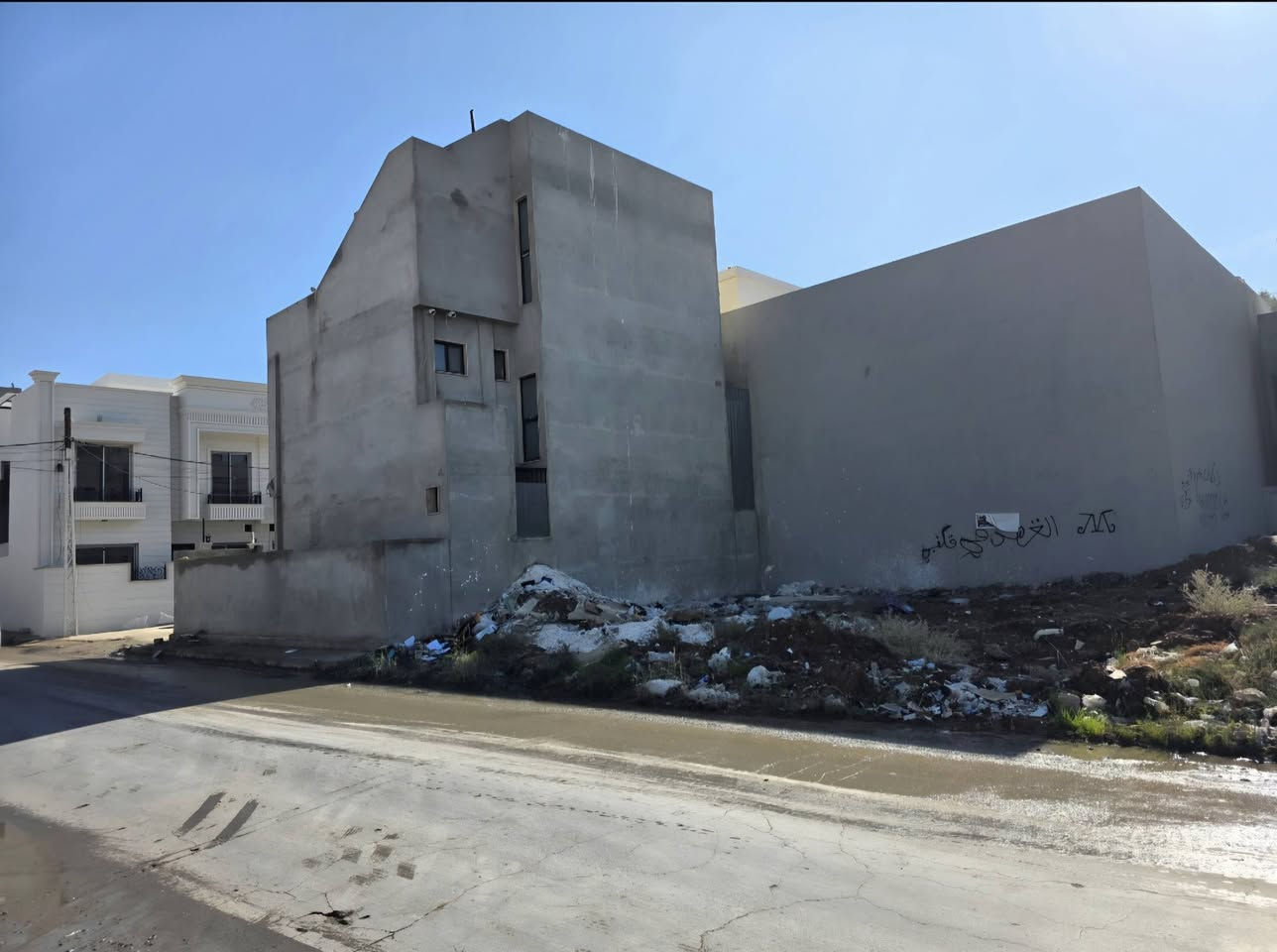 ارض للبيع في حي الفلاح قرب مدخل الملعب مقابل باب المسبح المساحة 121 م الابعاد 11 × 11 صنف الارض زراعي اتجاه غروب . 
عقارات الصفوة   المصارف قرب جامع سعدي مهدي 
***********
***********
