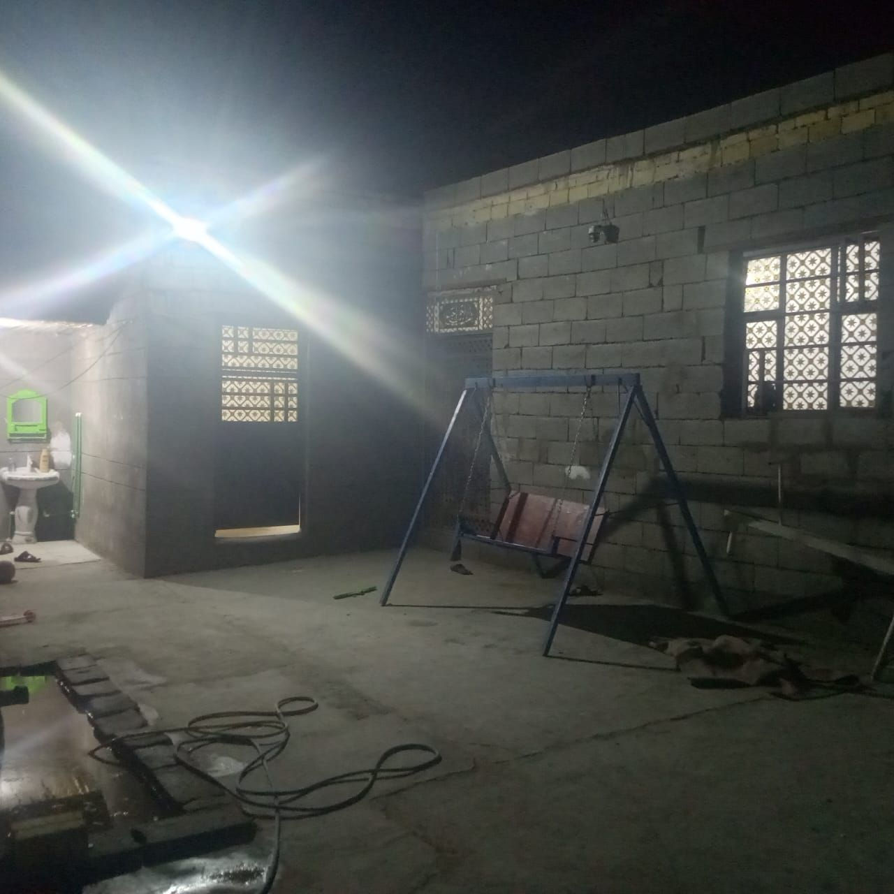 سلام عليكم ربع دونم زراعي مساحه 700 بي بيت  بناه جديد عكاده غرفتين وصاله ومطبخ وحمامات خارجيه طارمه داير كله كاربس واصل كهرباء وماء مكان شارع ال غاز  قرب تحليه شارع سفان ستفسار ***********  سعر 30 وبي مجال
