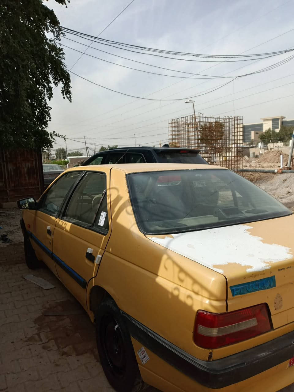 للبيع او مراوس حسب لقناعه سلام عليكم بيجو 405للبيع موديل 2010 مكينه وكير خير من الله صدر جديد سياره جديده مال جناي تبريد ثلج تدفئه كله شغال كهربائيات كله شغاله تخم تايرات جدد سنويه 2030 مصفره هيئه وغرامات تحويل مباشر  للاستفسار على رقم ***********
