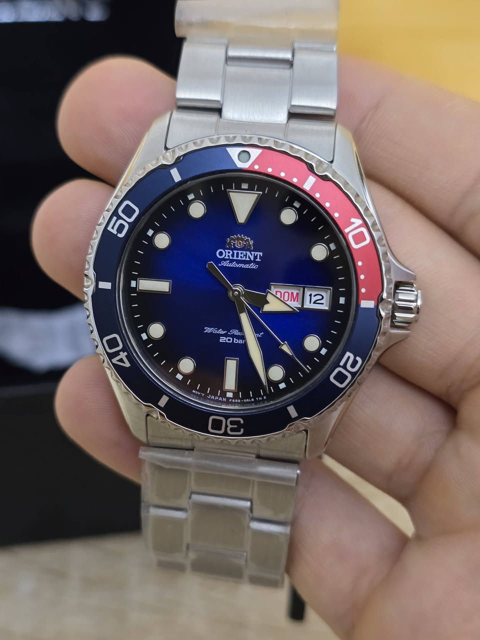 اورينت نيو ماكو كامسو [ مديل الببسي ] كاملة المرفقاة تجيك بالعلبة الاصلية ودفتر الضمان الكرنتي والكيس
⬛ موديل:  RA-AA081019       صنع في: اليابان 

❗️أصلي ضمان دولي لمدة عامين من تاربخ الشراء 
✉️ شحن داخل العراق  
تواصل واتساب ***********☎️
⠀..................................
⬛️ الحركة: أوتوماتيك 
⬛️ سلسلة: RA-AA081019
⬛️ احتياطي الطاقة 40 ساعة
⬛️ سهولة الرؤية في الظلام عقارب وارقام لامينوس 
⬛️ الوظائف: اليوم التاريخ الساعة الدقيقة الثانية
⬛️ طوق دوار توقيت ثانوي 
⬛️ السير: معدني ستانلس ستيل المقاوم 
⬛️ الزجاج: زجاج ياقوتي مقاوم للخدوش 
⬛️ مقاوم للماء: الجيل الرابع من ساعات الغوص قفل بحري 200 متر تحت عمق البحر 
⬛️ القطر: 42ملم
⬛️ الكثافة السمك:١٢٨مم
⬛️ الجنس: ذكر
⭐️ الأكثر مبيعاً..... لا تشيل هم للسعر.
