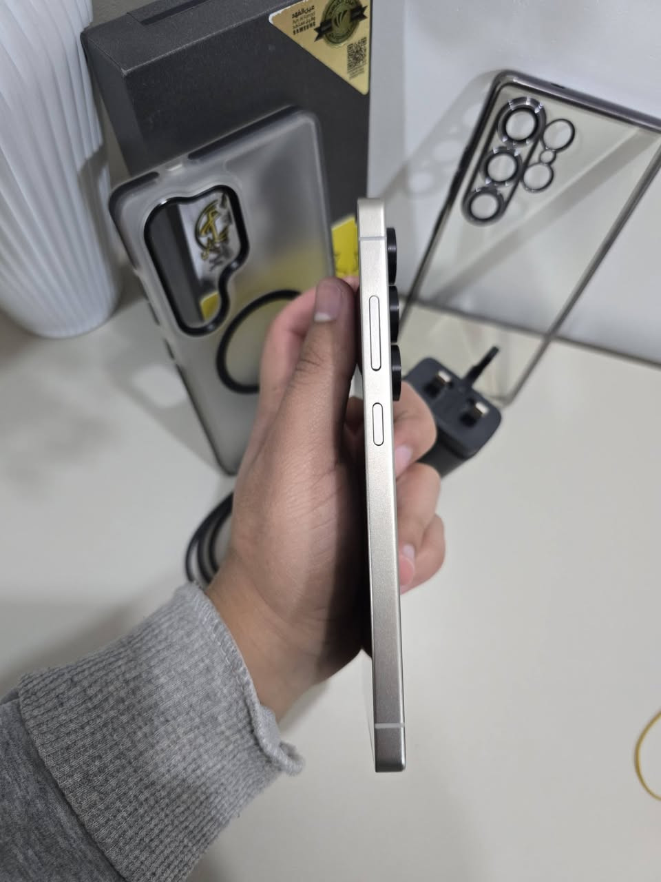 سلام عليكم ورحمه الله
اس 25 الترا ذاكره 256 ضمان عين الفهد 
لون اسود بلاك مستخدم 15 يوم فقط
كيبل ممفتوح بعده ويا شاحن من عين فهد 45 واط
وكفرات اثنين وعدسات ياقوت ولزكه شاشه 
جهاز كامل مكمل من كلشي بعده جديد جدا 
للبيع مكاني بغداد كرخ السعر 1200 قفل
***********
