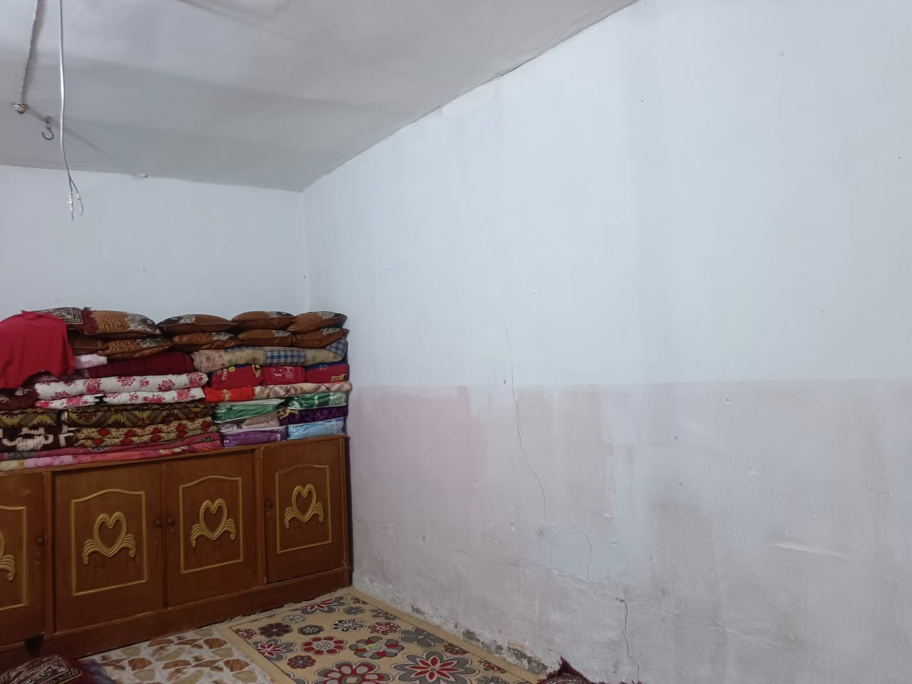 سلام عليكم بيت+عرصه تقريبا البيت معه العرصه 400متر الرضويه الخامسه خلف مدرسه البطولة 4شارع من الشارع العام بنيان قديم 
للتواصل اتصل على الرقم /***********/
