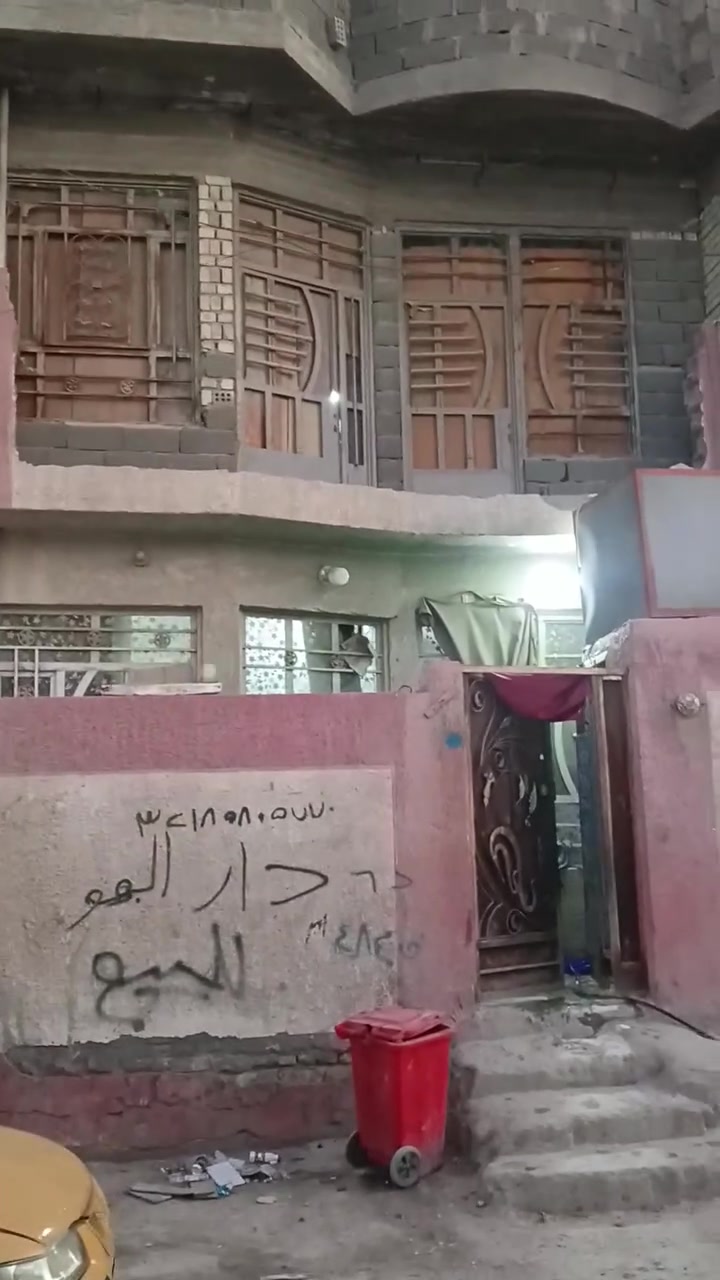 سلام عليكم بيت بل غرير قرب علة ابو ادم مضمد قبل مركز سبع قصور مساحة 60متر قاطين يحتوي علة 3غرف وسدقبل مطبخ صحيات سعرة 65وبي مجال ***********
