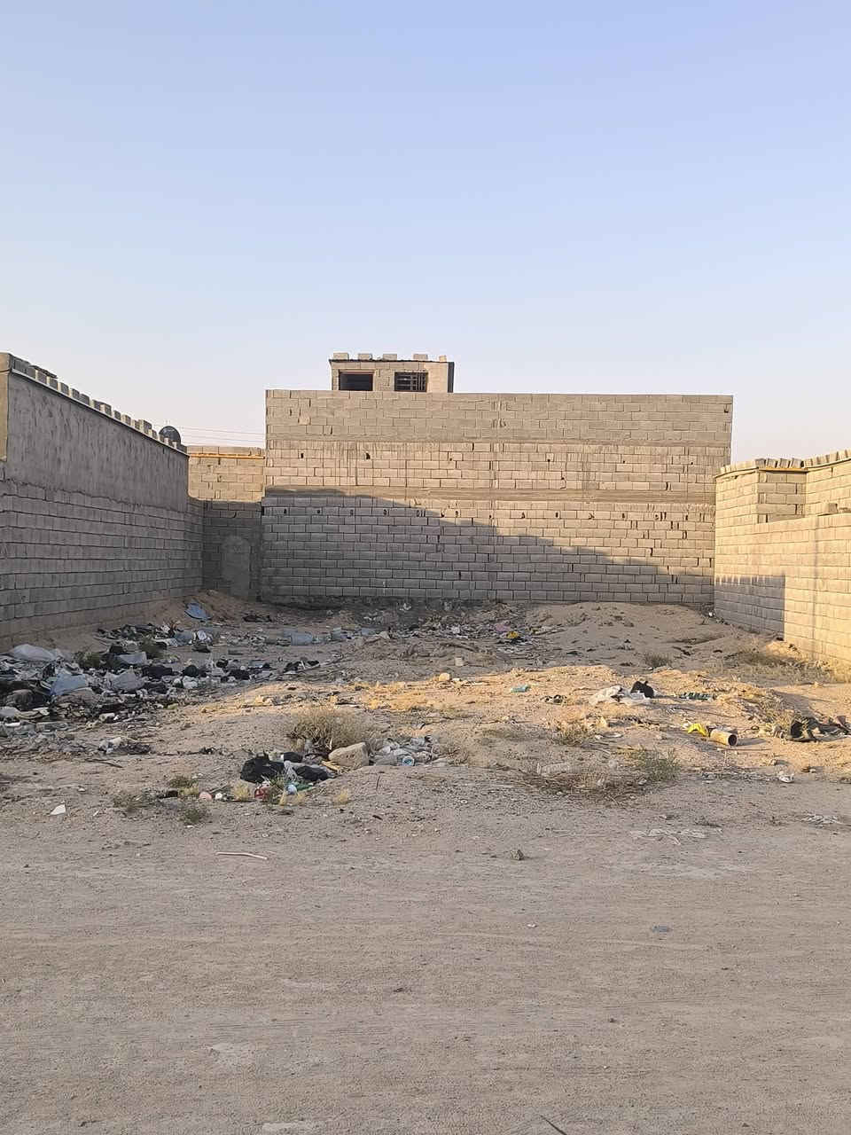 قطعه زراعي  بحي الحكيم ٢٥٠ متر ثالث فرع مو بعيده عن الشارع مكان هادي ومرتب ماي وكهرباء  كلشي يمه *********** بي واتساب
