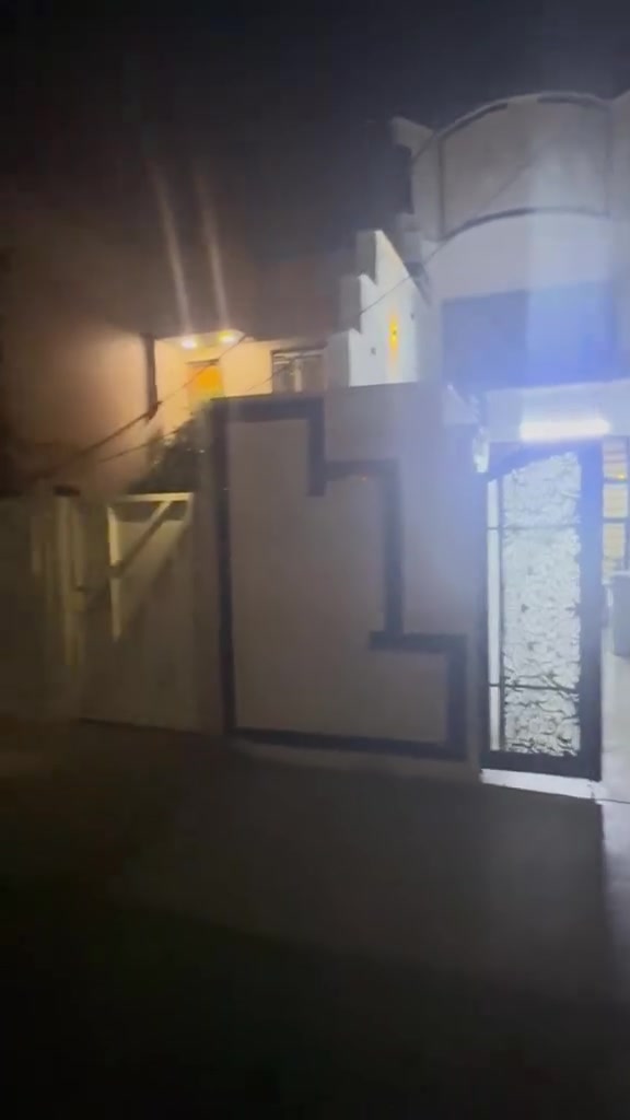 المساحة ١٢٠ م واجهة ٤ ونزال ٣٠
ثلاث طوابق والرابع بيتونة وسطح 
الطابق الثاني يحتوي على استقبال وسويت (غرفتين مع خدمات صحية)
والثالث يحتوي سويت أيضا(غرفتين وصحيات)
الموقع البلديات حي التجار مقابل الأمن العامة
للإستفسار(***********)
