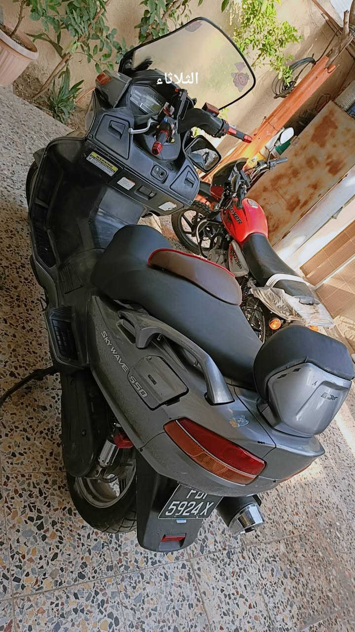 سلام عليكم دراجه سكاي ويف فئه LX مكينه 650دراجه مكينه بلادي ممفتوح شلعه معدل خير من الله ادك 210 زوج تايرات جديد باله أصلي لايتات زنون اناره حمره داخل عدسه مرايات شفط  بريكات ABS بيها ملاحضات بسيطه. وياها تخم نوزلات بلادي شغال  بيها مشكله صارت عندي تكطع نوزلات مجاول ماعرف ابيعها على هاي وظعيه مستعجل اوراق موجوده  سعر مليون و ٧٥٠وبيها مجال شراي فقطط يتصل متواجد واتساب مكان بغداد***********
