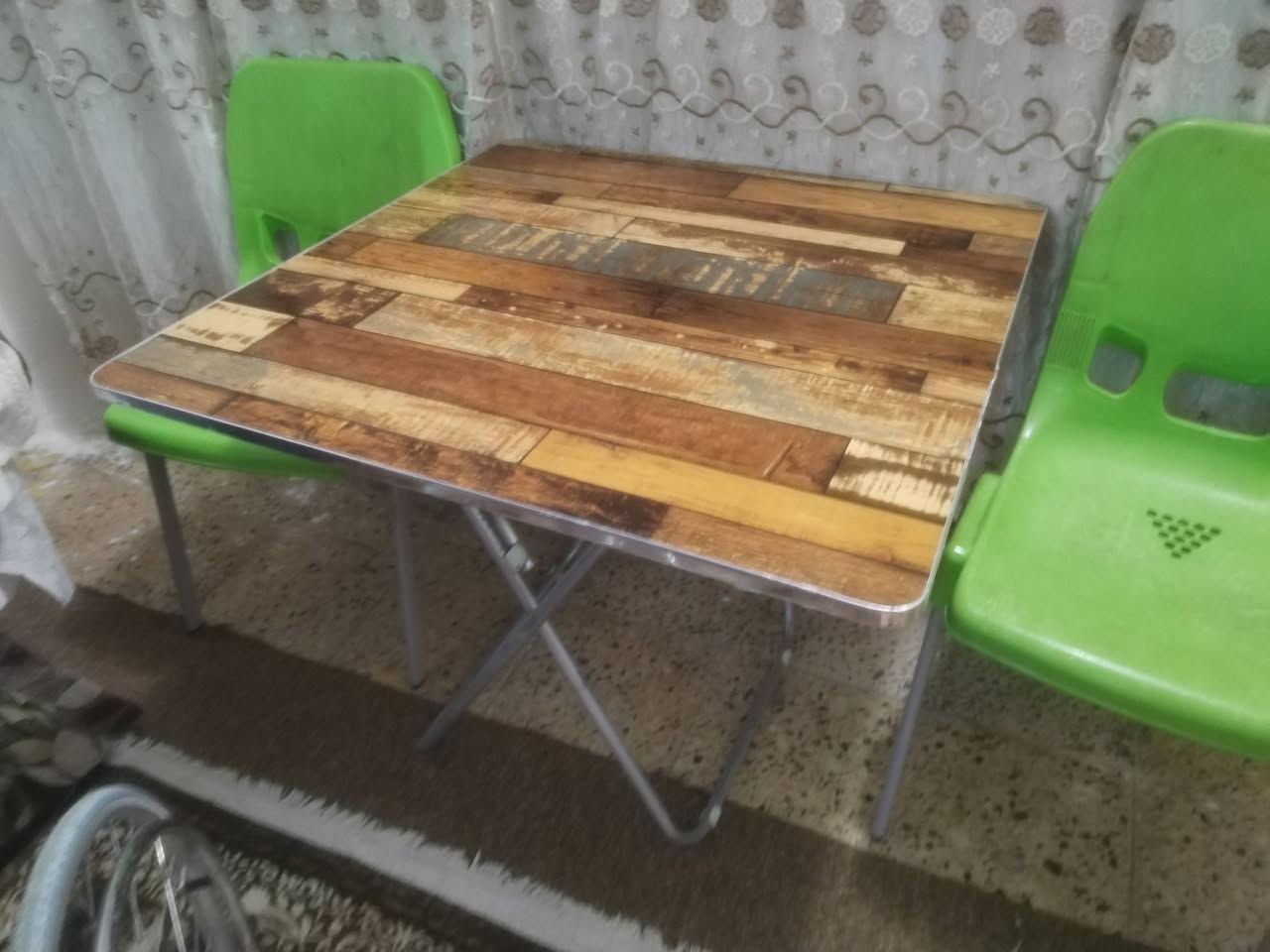 ميز  وثين  كراسي   جديد    السعر  30  الف  وبي مجال  قليل ***********
