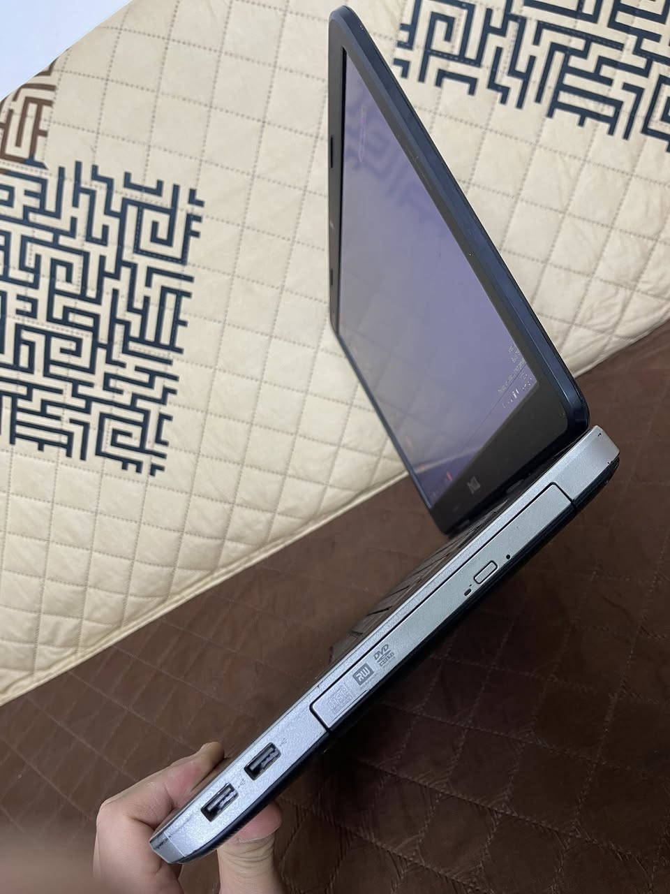 لابتوب Dell 
كامل ملحقاته وياه (شاحنة + جنطة + ماوس ) 
نظيفة كلش 
شغالة بطاريات مبدلة جديدة 
السعر 125 الف وبيها مجال بسيط


**إذا كنت صاحب هذا الإعلان وتريد حذفه لأي سبب، رجاءا أرسل رسالة إلى الدعم الفني**