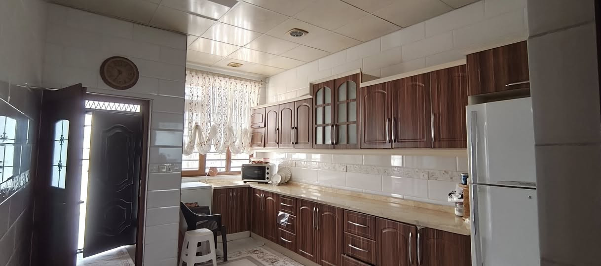 ‏                                      ﷽
              🏢 خانوو بۆ فرۆشتن 🏢

‏ ‎🔺#کۆدی_ژمارە : 1141
📍#چوارباخ

📍#ناونیشان :-  چوارباخ، نزیک حەریقەکەی چوارباخ

‏‌‎🅰️ #ڕووبەر :- ـ   153مەتر

🌗 #پێشی :-  ـ  7,5 مەتر

🚧 #شەقام :-  10 مەتری

🔶#ڕووی :-  ڕۆژهەڵات

      
📮 تێبینی :- خانووێکی 153 مەتری دوو قات لە گەڕەکی چوارباخ بۆ فرۆشتن، خانووەکە ڕووی ڕۆژهەڵاتە و پێکدێت لە 

قاتی یەکەم،/ گەراجی دفن، هۆڵ + میوان، مەتبەخ، سێ ژووری نوستن، مشتملات 

قاتی دووەم/ بالکۆن، هۆڵ + میوان، یەک نوستن، هەورەبان، قادرمەی ناوەوە. 

خانووەکە سەقفی جبسنە و عەرز و دیواری کاشیە و پاک خاوێنە و بۆ دووماڵی جیا دەبێت
...............................
بۆ زانینی نرخی ئەم خانووە ژمارە (1) لە کۆمێنت دابنێ 
ڤیدیۆی خانووەکە لە تیکتۆی نوسینگەی بەرهەم پۆستکراوە لە کۆمێنت لینکەکەی دانراوە
................................

‏‌🔸 بۆ زانیاری زیاتر دەتوانن پەیوەندی بکەن :- 
مامۆستا بەرهەم :   *********** 
کاک بەهمەن :         *********** 
.....................
ناونیشانی نوسینگە: سلێمانی تازە،  خوار مزگەوتی ئەبوبەکری صدیق ،جادەی قەنات،فەرعی بەرامبەر دارەسوتاوەکە
..................
تۆی بەڕێز هەر موڵکێکت هەیە دەتەوێت بیفرۆشیت یان بە کرێی بدەیت  دەتوانیت بۆمان بنێری و بێ بەرامبەر بۆت بڵاو دەکەینەوە
