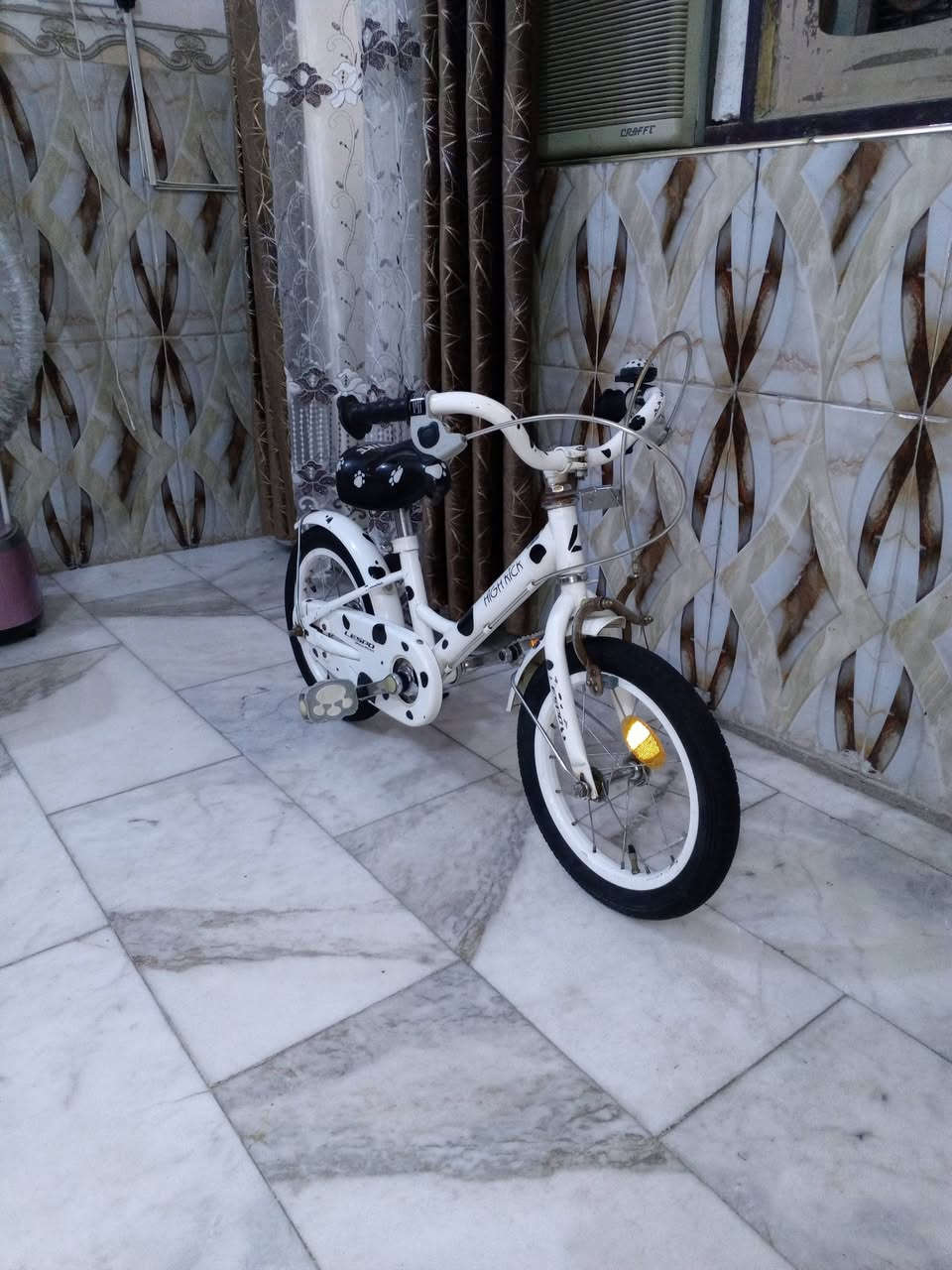 السلام عليكم
بايسكل اطفال ياباني للبيع كسر حاوية سعر 60 الف مواصفات:-
1- لون ابيض 🤍.
2- حجم البايسكل 12.
3- تايرات كتان اصلي .
4- بريك امامي + خلفي شغال 💯.
    نضافة البايسكل 95 %.  مكاني بغداد الشعب شارع الصحة قرب سوق الصبح رقمي للستفسار ***********. 🛑 يتوفر خدمة توصيل بغداد فقط
