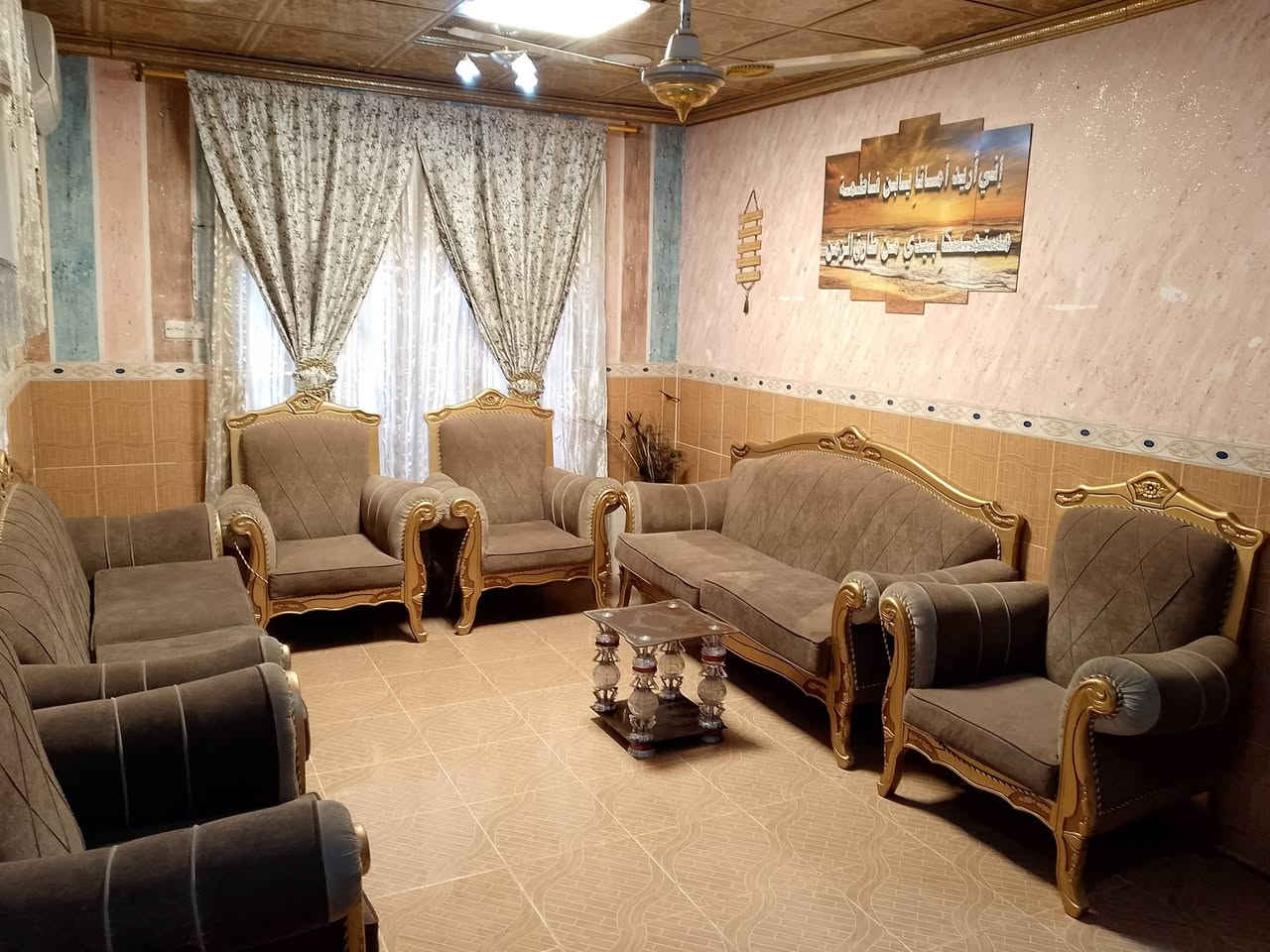 بيت للايجار مساحته 600 متر 
طابقين غرف نوم عدد 5 وصحيات داخليه و خارجيه وحديقه 
مجهز بل كامل سبالت 3 وكاونتر وطباخ كله جاهز وغرفه نوم جاهزه تعال وكعد 
كربلاء يبعد عن الامام 15 دقيقه قرب مجمع الرحمان السياحي 
ايجار مناسب للاستفسار ***********
