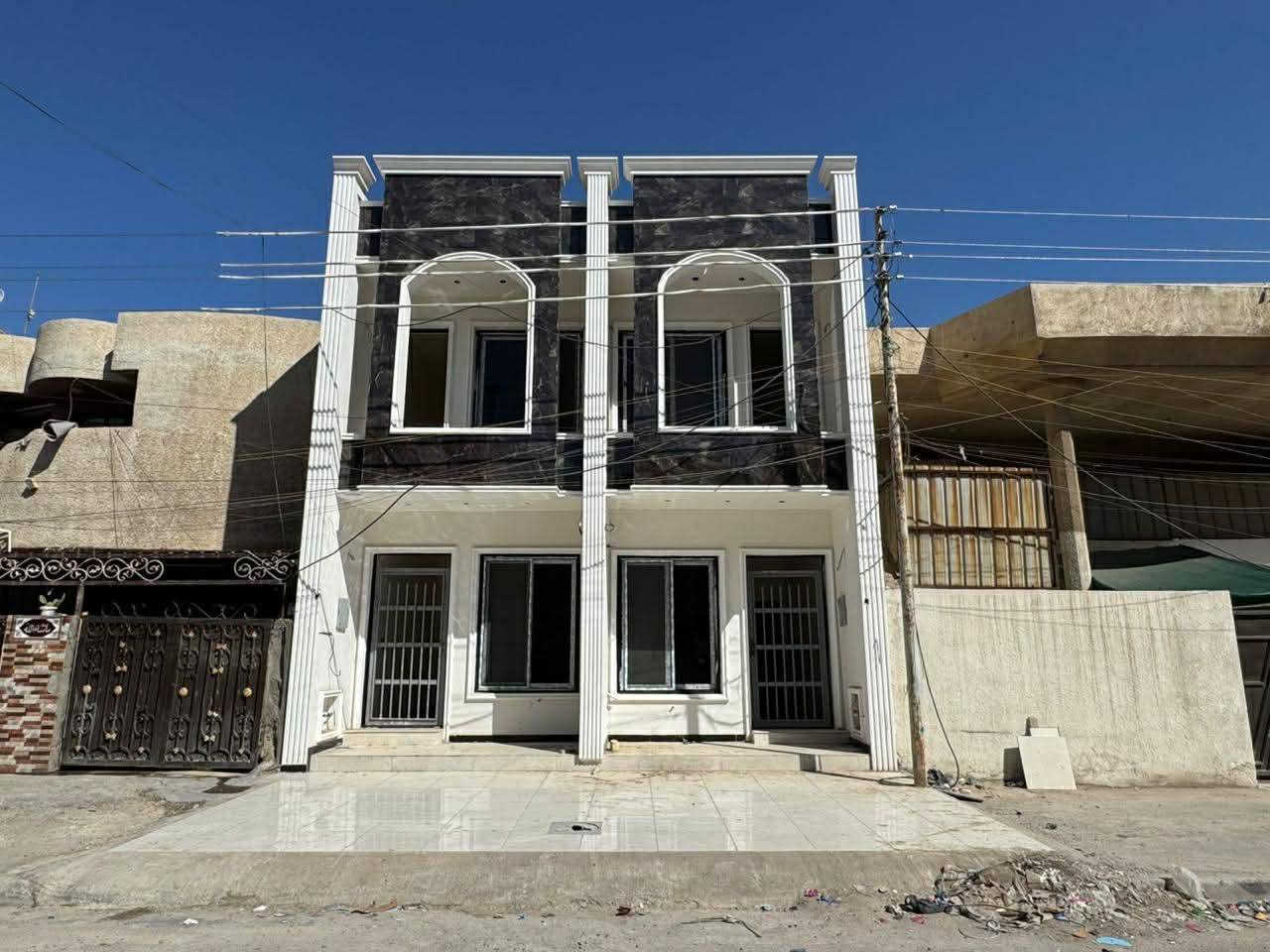 ياالله يارزاق
السلام عليكم 
مستمل للبيع المساحه 75 متر 
الواجهه 4 اله ربع 
النزال 20 متر 
العنوان؛-حي الجهاد/ديوان المخابرات/قرب شارع 60/
خلف شارع المظخه التجاري مباشرة ً
يحتوي على:-غرف نوم عدد3/صاله/مطبخ/صحيات2/منور/بيتونه/سطحين/
طابو صرف/بناء حديث2026/
يقع على شارع عريض15 متر ورصيف4 متر /سعر ممتاز/
للاستفسار الأتصال 
***********
***********
يتوفر واتساب
