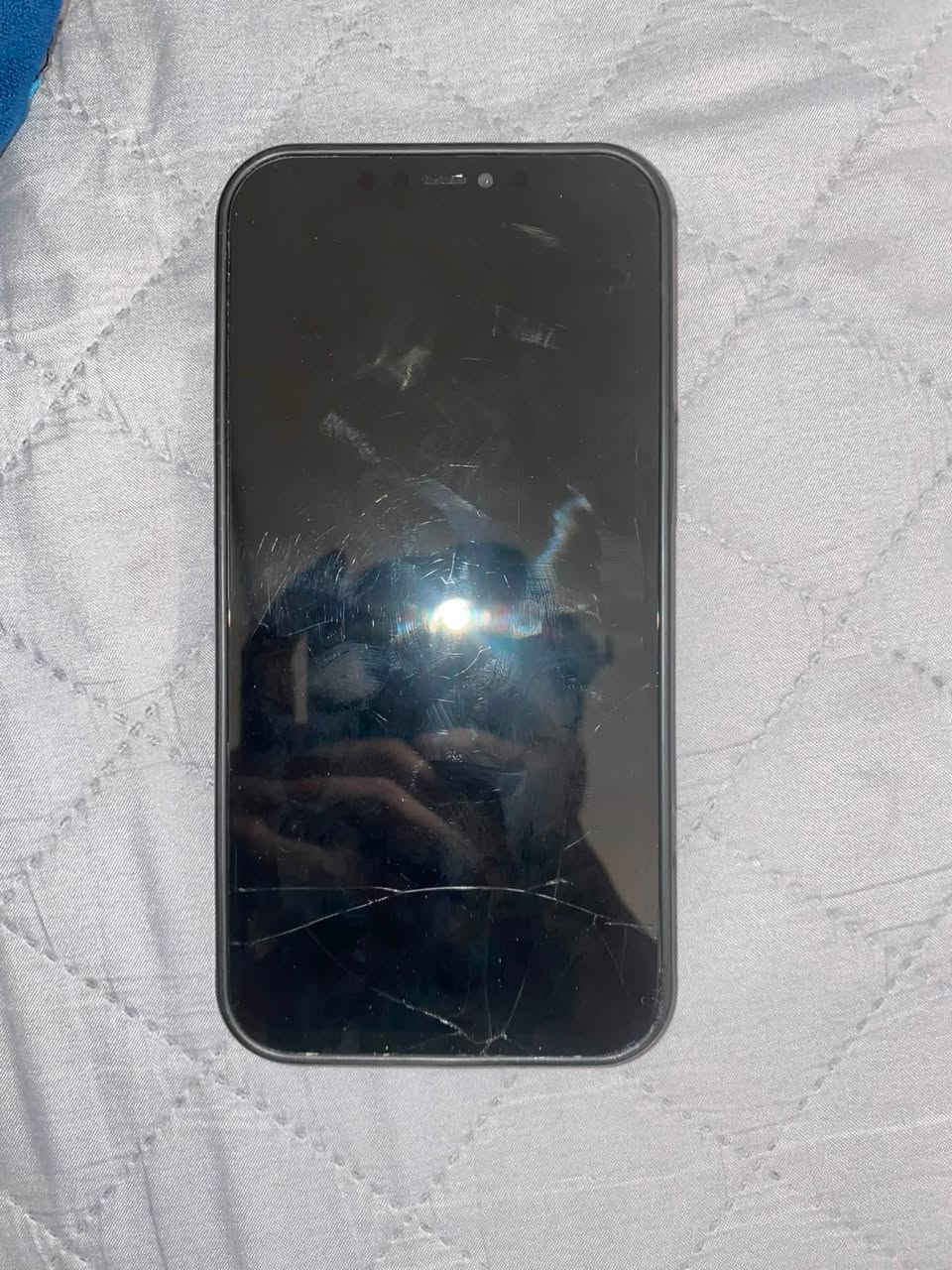سلام عليكم ايفون 12 برو ماكس لون نيلي بي كسر بالظهر وشاشة مبدلة وبطارية مبدلة اصلي والشاشة بيها فطر خفيف جوة ممبين ولا مأثر على اللمس السعر 250 الف وبي مجال مكاني بغداد حي الجهاد وهذا رقمي ***********
