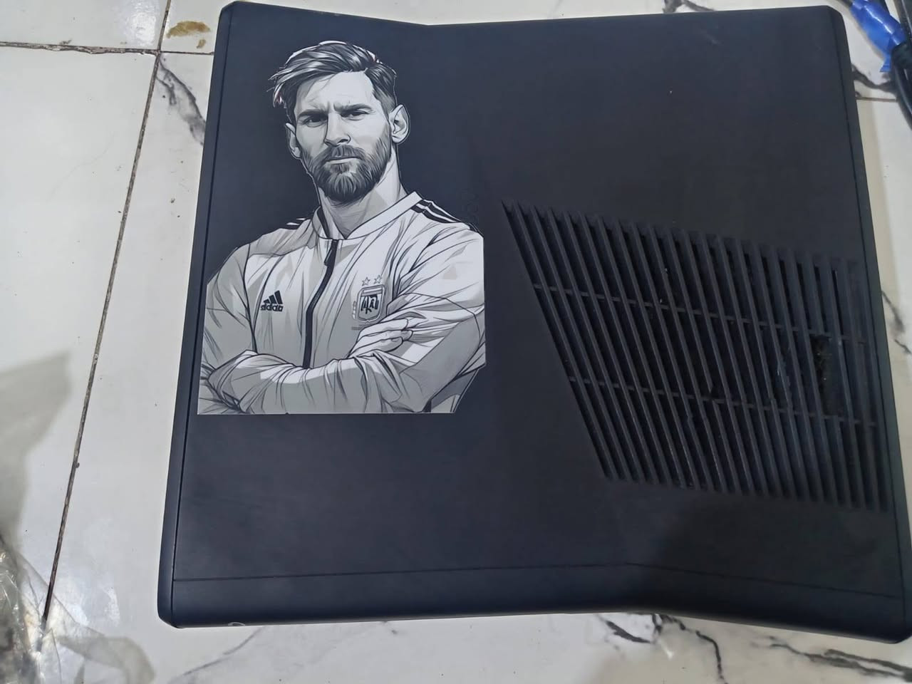 اكس بوكس نضيف جويستكات اثنين معى دركسون
 (الجهاز مهكر) سعر 150 وبي مجال للستفسار ***********
