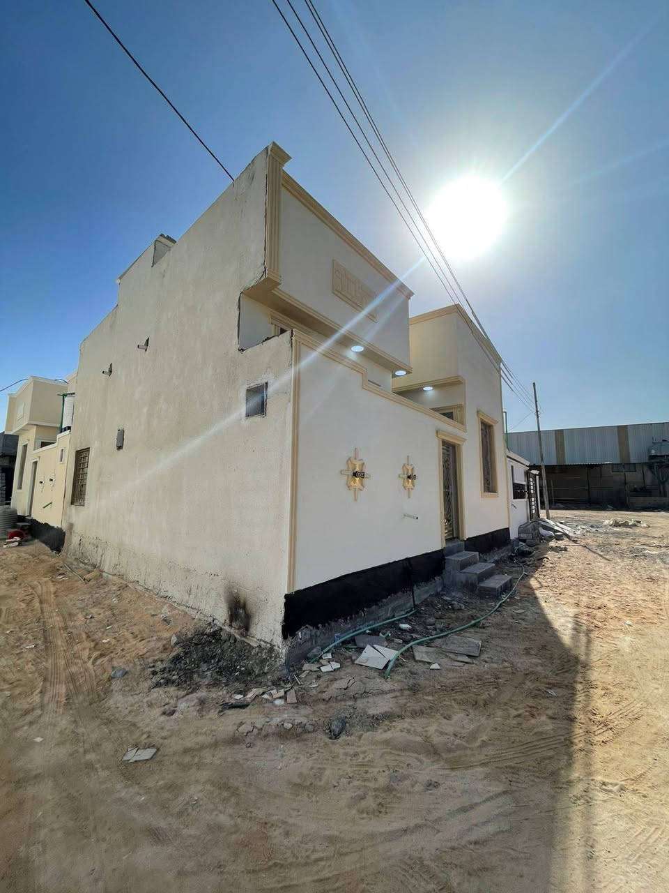 واسعد الله اوقاتكم بكل خير احبتي
***********
يتوفر دار سكن للبيع 

المساحه لكليه 100 متر مربع  ركن علاه شارعين كل شارع 10 متر 

نوع العقار طابو زراعي عراقي 

سند ٢٥ ول مالك عراقي تتكاتب ويا ابوالطابو مباشرتا

يتكون من غرف نوم عدد 2
استقبال 
صاله
مطبخ 
 مجمع صحيات داخليه وخارجيه 

البيت كامل من جميع الملحقاته 

بناء جديد 2025

فارق جاهزة للسكن تستلم بيتك عند المكتبة مباشر 

العنوان البصرة قضاء ابي الخصيب 

ابو كوصره غرب مدرسه الفتكار 

تبعد مسافة عن شارع ابو كوصره 100 متر 

منطقة روعه جميع الخدمات ماي كهرباء شارع 10 متر 

السعر  58وبي مجال

للاستفسار لاتصال ***********
