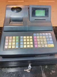 كاشير جديد استعمال قليل كلش 250 وعارضات اثنينهن250والحمايه 40الف 07801...