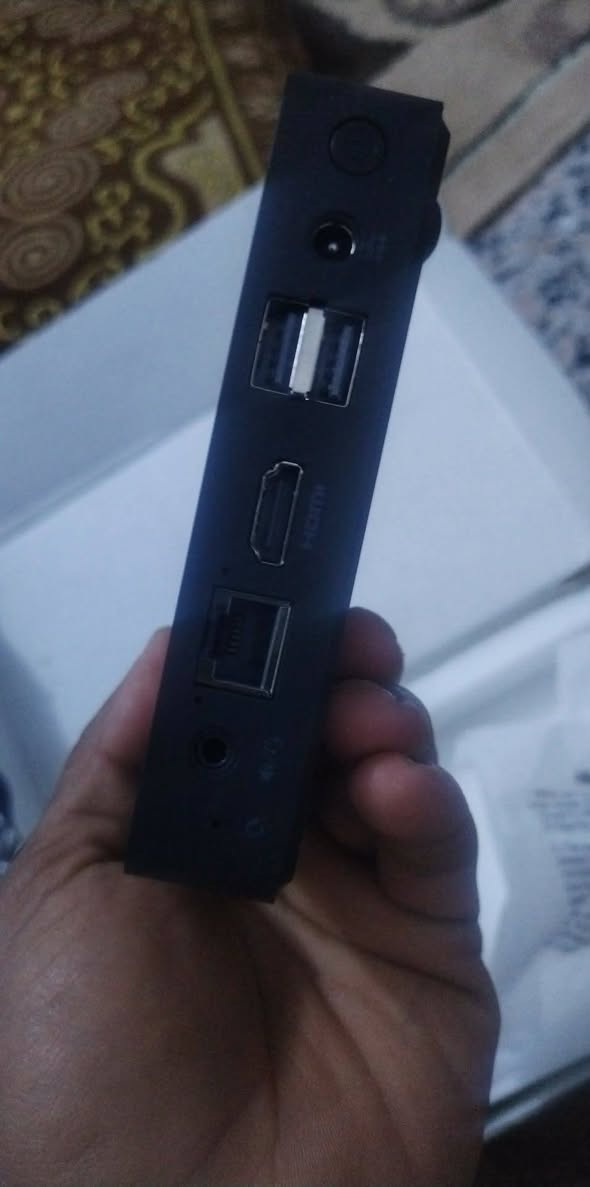 المواصفات التقنية (BMAX B1 Pro):
المعالج: Intel Gemini Lake N4000 (ثنائي النواة، يصل تردده إلى 2.6 جيجاهرتز).
​الذاكرة العشوائية (RAM): سعة 8GB من نوع LPDDR4 (ممتاز للمهام المتعددة البسيطة).
​التخزين الداخلي: سعة 128GB من نوع eMMC (ويمكن تطويره بإضافة SSD خارجي أو M.2 في بعض الإصدارات).
​كرت الشاشة: Intel UHD Graphics 600 (يدعم دقة 4K للفيديو).
​الاتصال: يدعم Wi-Fi ثنائي الموجات (2.4G/5G) و Bluetooth 4.2.
​المنافذ: يحتوي على منافذ USB 3.0، HDMI، VGA (لتشغيل الشاشات القديمة والحديثة)، ومنفذ سماعات وميكرو.
​السعر في العراق (تقريبي):
​سعر هذا الموديل (8GB+128GB) يتراوح حالياً في المحلات والمواقع العراقية بين:
​145,000 إلى 175,000 دينار عراقي


**إذا كنت صاحب هذا الإعلان وتريد حذفه لأي سبب، رجاءا أرسل رسالة إلى الدعم الفني**