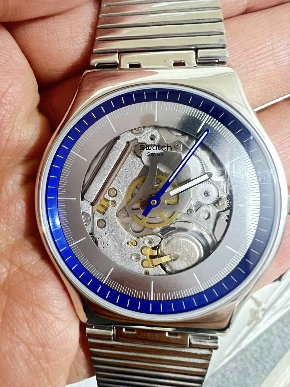 ⌚ للبيع ساعة Swatch Swiss أصلية ⌚
▫️ النوع: Swatch Swiss
▫️ الحركة: Quartz (بطارية)
▫️ التصميم: Skeleton – مكشوفة من الأمام
▫️ السوار: ستانلس ستيل أصلي
▫️ الحالة: ممتازة / استعمال خفيف
▫️ الملحقات: مع العلبة + الكرت + الكتيبات

✅ أصلية 100%
✅ دقة عالية
✅ تصميم أنيق ومميز

💰 السعر: 170 الف  عراقي (قابل للتفاوض البسيط)

📞 التواصل: —— ***********
